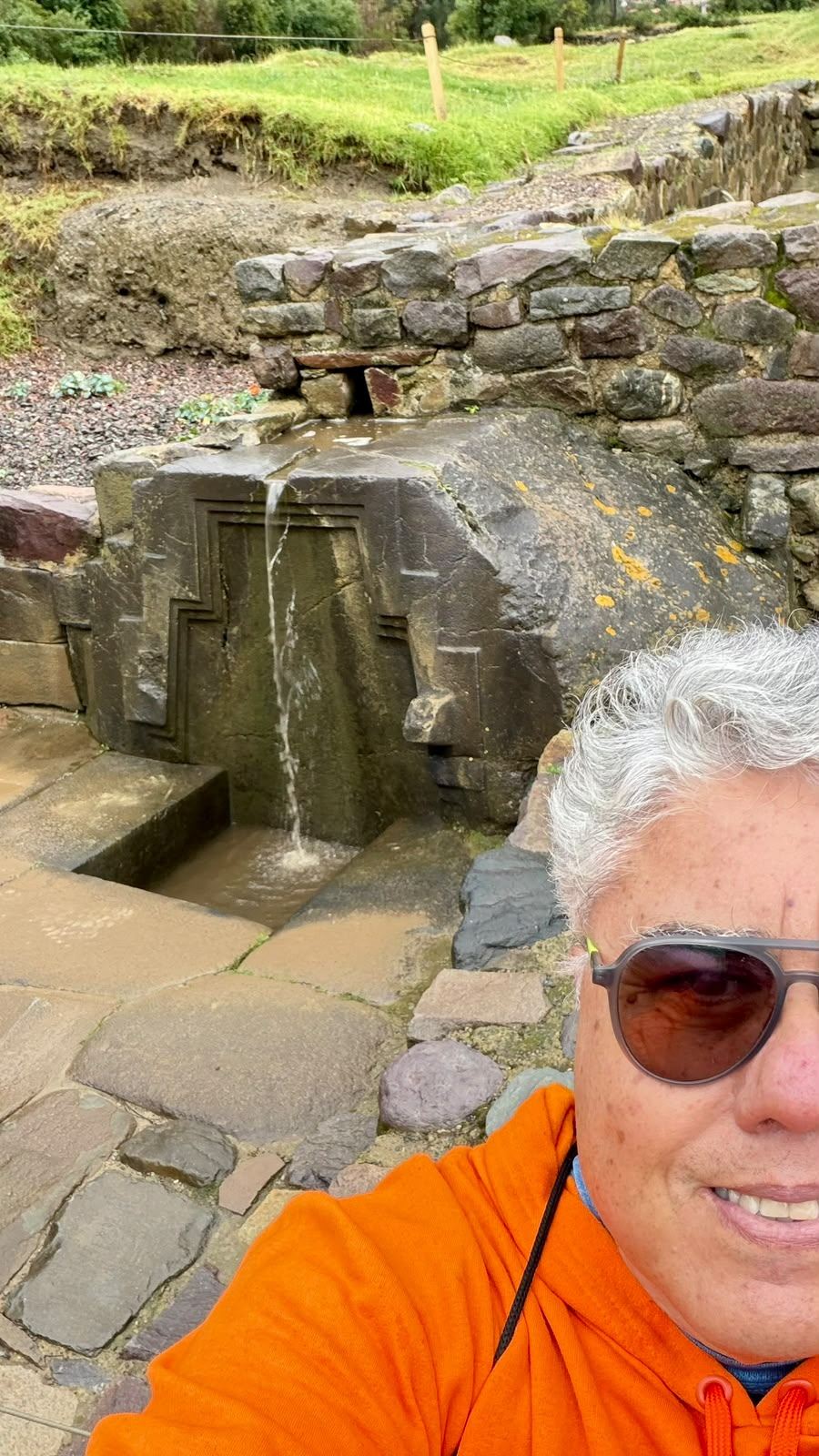 Fonte de água cerimonial esculpida em pedra, com água corrente