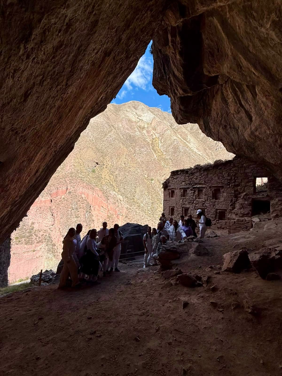 Caverna do ritual com construção inca de pedra e o vale ao fundo